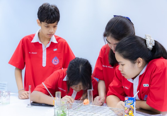 ภาพกิจกรรม  คณะวิทยาศาสตร์และเทคโนโลยี มหาวิทยาลัยราชภัฏกำแพงเพชร ร่วมกับโรงเรียนกำแพงเพชรพิทยาคม จัดกิจกรรมค่ายวิทยาศาสตร์นักเรียนห้องเรียนพิเศษวิทยาศาสตร์