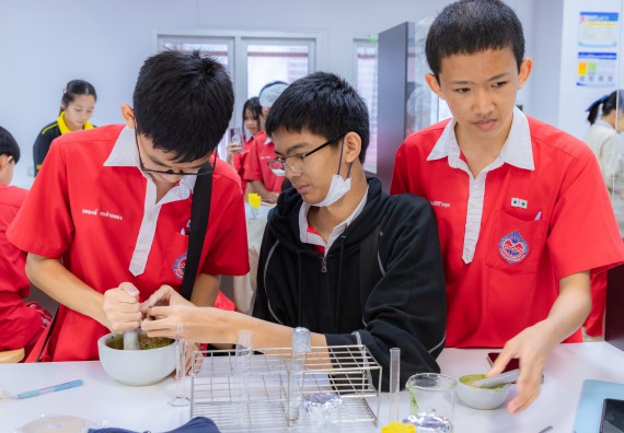 ภาพกิจกรรม  คณะวิทยาศาสตร์และเทคโนโลยี มหาวิทยาลัยราชภัฏกำแพงเพชร ร่วมกับโรงเรียนกำแพงเพชรพิทยาคม จัดกิจกรรมค่ายวิทยาศาสตร์นักเรียนห้องเรียนพิเศษวิทยาศาสตร์