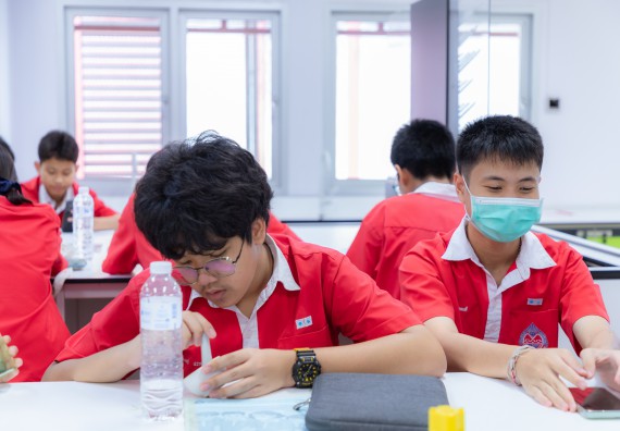 ภาพกิจกรรม  คณะวิทยาศาสตร์และเทคโนโลยี มหาวิทยาลัยราชภัฏกำแพงเพชร ร่วมกับโรงเรียนกำแพงเพชรพิทยาคม จัดกิจกรรมค่ายวิทยาศาสตร์นักเรียนห้องเรียนพิเศษวิทยาศาสตร์