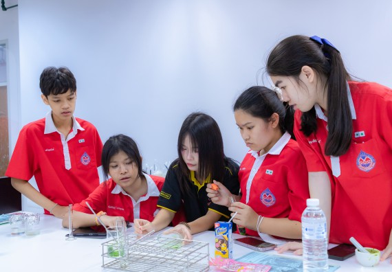 ภาพกิจกรรม  คณะวิทยาศาสตร์และเทคโนโลยี มหาวิทยาลัยราชภัฏกำแพงเพชร ร่วมกับโรงเรียนกำแพงเพชรพิทยาคม จัดกิจกรรมค่ายวิทยาศาสตร์นักเรียนห้องเรียนพิเศษวิทยาศาสตร์