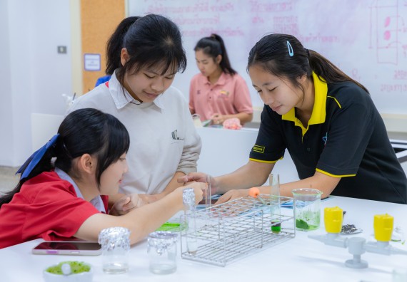 ภาพกิจกรรม  คณะวิทยาศาสตร์และเทคโนโลยี มหาวิทยาลัยราชภัฏกำแพงเพชร ร่วมกับโรงเรียนกำแพงเพชรพิทยาคม จัดกิจกรรมค่ายวิทยาศาสตร์นักเรียนห้องเรียนพิเศษวิทยาศาสตร์