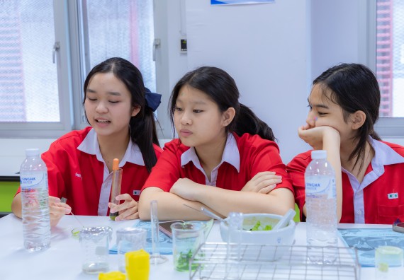 ภาพกิจกรรม  คณะวิทยาศาสตร์และเทคโนโลยี มหาวิทยาลัยราชภัฏกำแพงเพชร ร่วมกับโรงเรียนกำแพงเพชรพิทยาคม จัดกิจกรรมค่ายวิทยาศาสตร์นักเรียนห้องเรียนพิเศษวิทยาศาสตร์