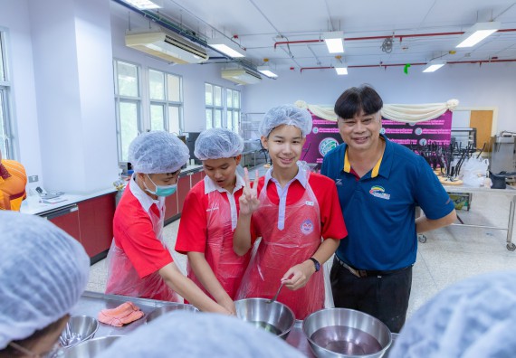 ภาพกิจกรรม  คณะวิทยาศาสตร์และเทคโนโลยี มหาวิทยาลัยราชภัฏกำแพงเพชร ร่วมกับโรงเรียนกำแพงเพชรพิทยาคม จัดกิจกรรมค่ายวิทยาศาสตร์นักเรียนห้องเรียนพิเศษวิทยาศาสตร์