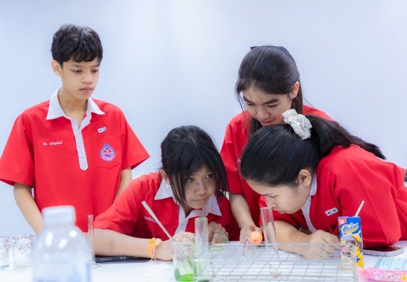 ภาพกิจกรรม  คณะวิทยาศาสตร์และเทคโนโลยี มหาวิทยาลัยราชภัฏกำแพงเพชร ร่วมกับโรงเรียนกำแพงเพชรพิทยาคม จัดกิจกรรมค่ายวิทยาศาสตร์นักเรียนห้องเรียนพิเศษวิทยาศาสตร์