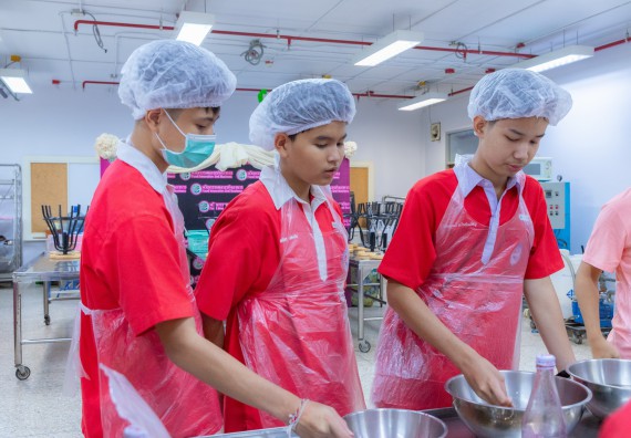 ภาพกิจกรรม  คณะวิทยาศาสตร์และเทคโนโลยี มหาวิทยาลัยราชภัฏกำแพงเพชร ร่วมกับโรงเรียนกำแพงเพชรพิทยาคม จัดกิจกรรมค่ายวิทยาศาสตร์นักเรียนห้องเรียนพิเศษวิทยาศาสตร์