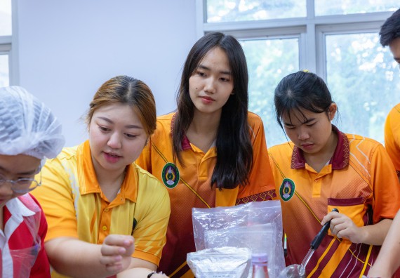 ภาพกิจกรรม  คณะวิทยาศาสตร์และเทคโนโลยี มหาวิทยาลัยราชภัฏกำแพงเพชร ร่วมกับโรงเรียนกำแพงเพชรพิทยาคม จัดกิจกรรมค่ายวิทยาศาสตร์นักเรียนห้องเรียนพิเศษวิทยาศาสตร์