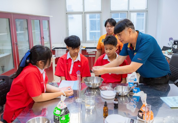 ภาพกิจกรรม  คณะวิทยาศาสตร์และเทคโนโลยี มหาวิทยาลัยราชภัฏกำแพงเพชร ร่วมกับโรงเรียนกำแพงเพชรพิทยาคม จัดกิจกรรมค่ายวิทยาศาสตร์นักเรียนห้องเรียนพิเศษวิทยาศาสตร์