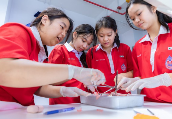 ภาพกิจกรรม  คณะวิทยาศาสตร์และเทคโนโลยี มหาวิทยาลัยราชภัฏกำแพงเพชร ร่วมกับโรงเรียนกำแพงเพชรพิทยาคม จัดกิจกรรมค่ายวิทยาศาสตร์นักเรียนห้องเรียนพิเศษวิทยาศาสตร์