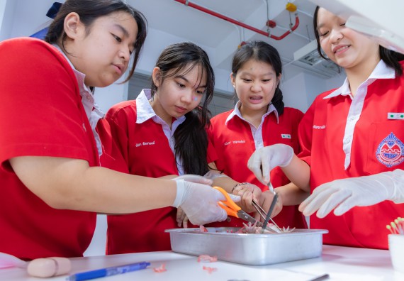 ภาพกิจกรรม  คณะวิทยาศาสตร์และเทคโนโลยี มหาวิทยาลัยราชภัฏกำแพงเพชร ร่วมกับโรงเรียนกำแพงเพชรพิทยาคม จัดกิจกรรมค่ายวิทยาศาสตร์นักเรียนห้องเรียนพิเศษวิทยาศาสตร์