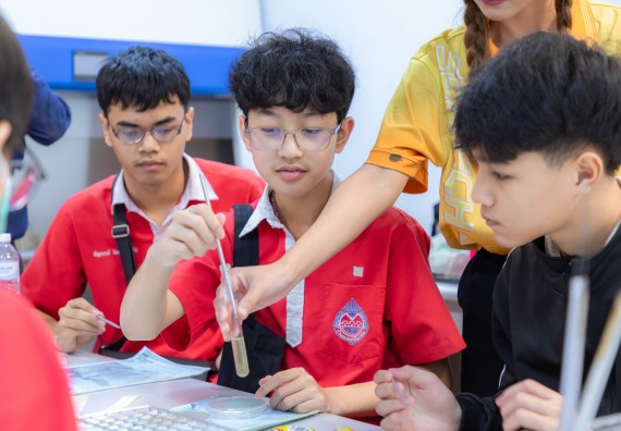 ภาพกิจกรรม  คณะวิทยาศาสตร์และเทคโนโลยี มหาวิทยาลัยราชภัฏกำแพงเพชร ร่วมกับโรงเรียนกำแพงเพชรพิทยาคม จัดกิจกรรมค่ายวิทยาศาสตร์นักเรียนห้องเรียนพิเศษวิทยาศาสตร์