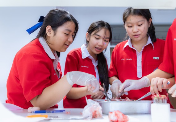 ภาพกิจกรรม  คณะวิทยาศาสตร์และเทคโนโลยี มหาวิทยาลัยราชภัฏกำแพงเพชร ร่วมกับโรงเรียนกำแพงเพชรพิทยาคม จัดกิจกรรมค่ายวิทยาศาสตร์นักเรียนห้องเรียนพิเศษวิทยาศาสตร์