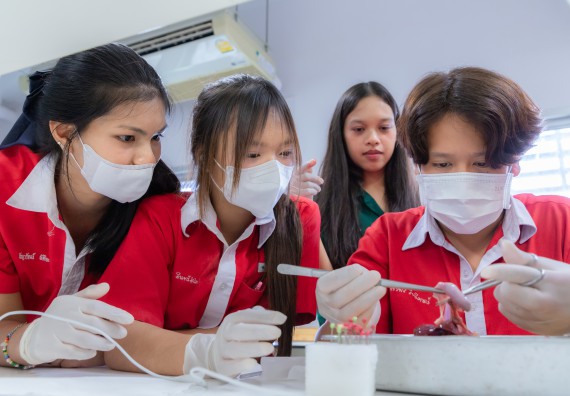 ภาพกิจกรรม  คณะวิทยาศาสตร์และเทคโนโลยี มหาวิทยาลัยราชภัฏกำแพงเพชร ร่วมกับโรงเรียนกำแพงเพชรพิทยาคม จัดกิจกรรมค่ายวิทยาศาสตร์นักเรียนห้องเรียนพิเศษวิทยาศาสตร์