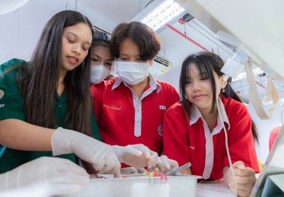 ภาพกิจกรรม  คณะวิทยาศาสตร์และเทคโนโลยี มหาวิทยาลัยราชภัฏกำแพงเพชร ร่วมกับโรงเรียนกำแพงเพชรพิทยาคม จัดกิจกรรมค่ายวิทยาศาสตร์นักเรียนห้องเรียนพิเศษวิทยาศาสตร์