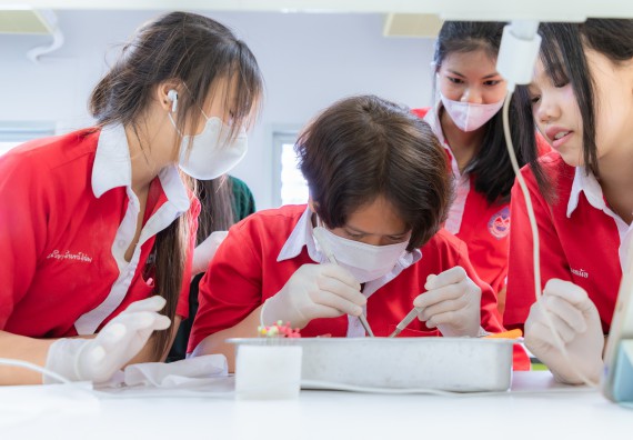 ภาพกิจกรรม  คณะวิทยาศาสตร์และเทคโนโลยี มหาวิทยาลัยราชภัฏกำแพงเพชร ร่วมกับโรงเรียนกำแพงเพชรพิทยาคม จัดกิจกรรมค่ายวิทยาศาสตร์นักเรียนห้องเรียนพิเศษวิทยาศาสตร์