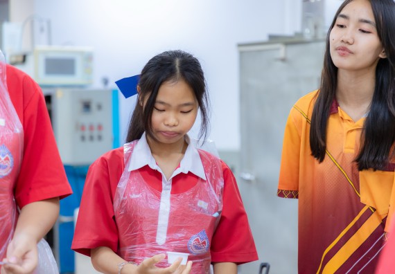 ภาพกิจกรรม  คณะวิทยาศาสตร์และเทคโนโลยี มหาวิทยาลัยราชภัฏกำแพงเพชร ร่วมกับโรงเรียนกำแพงเพชรพิทยาคม จัดกิจกรรมค่ายวิทยาศาสตร์นักเรียนห้องเรียนพิเศษวิทยาศาสตร์