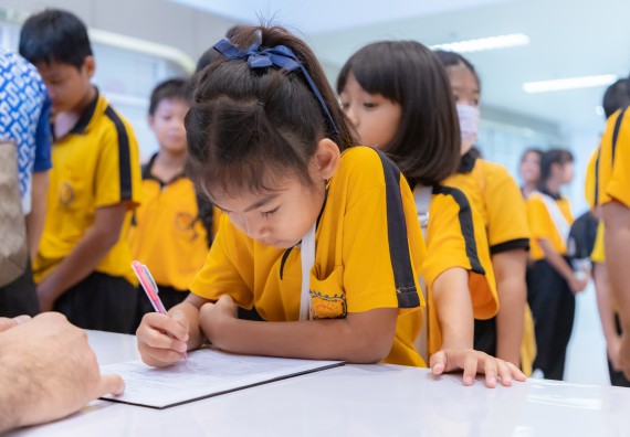 ภาพกิจกรรม  คณะวิทยาศาสตร์และเทคโนโลยี มหาวิทยาลัยราชภัฏกำแพงเพชร ร่วมกับโรงเรียนเทศบาล 2 (วัดทุ่งสวน) จัดกิจกรรมค่ายปฏิบัติการทางวิทยาศาสตร์ โรงเรียนเทศบาล 2 (วัดทุ่งสวน) ตามโครงการห้องเรียนอัจฉริยะ ให้กับนักเรียนระดับชั้นประถมศึกษาปีที่ 1-4