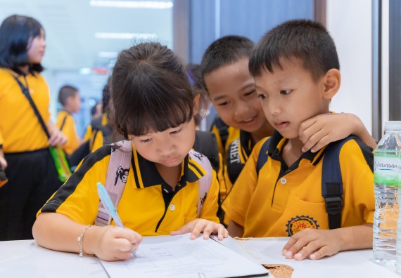 ภาพกิจกรรม  คณะวิทยาศาสตร์และเทคโนโลยี มหาวิทยาลัยราชภัฏกำแพงเพชร ร่วมกับโรงเรียนเทศบาล 2 (วัดทุ่งสวน) จัดกิจกรรมค่ายปฏิบัติการทางวิทยาศาสตร์ โรงเรียนเทศบาล 2 (วัดทุ่งสวน) ตามโครงการห้องเรียนอัจฉริยะ ให้กับนักเรียนระดับชั้นประถมศึกษาปีที่ 1-4