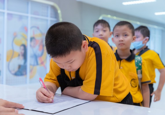 ภาพกิจกรรม  คณะวิทยาศาสตร์และเทคโนโลยี มหาวิทยาลัยราชภัฏกำแพงเพชร ร่วมกับโรงเรียนเทศบาล 2 (วัดทุ่งสวน) จัดกิจกรรมค่ายปฏิบัติการทางวิทยาศาสตร์ โรงเรียนเทศบาล 2 (วัดทุ่งสวน) ตามโครงการห้องเรียนอัจฉริยะ ให้กับนักเรียนระดับชั้นประถมศึกษาปีที่ 1-4