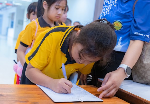 ภาพกิจกรรม  คณะวิทยาศาสตร์และเทคโนโลยี มหาวิทยาลัยราชภัฏกำแพงเพชร ร่วมกับโรงเรียนเทศบาล 2 (วัดทุ่งสวน) จัดกิจกรรมค่ายปฏิบัติการทางวิทยาศาสตร์ โรงเรียนเทศบาล 2 (วัดทุ่งสวน) ตามโครงการห้องเรียนอัจฉริยะ ให้กับนักเรียนระดับชั้นประถมศึกษาปีที่ 1-4