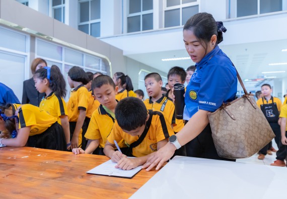 ภาพกิจกรรม  คณะวิทยาศาสตร์และเทคโนโลยี มหาวิทยาลัยราชภัฏกำแพงเพชร ร่วมกับโรงเรียนเทศบาล 2 (วัดทุ่งสวน) จัดกิจกรรมค่ายปฏิบัติการทางวิทยาศาสตร์ โรงเรียนเทศบาล 2 (วัดทุ่งสวน) ตามโครงการห้องเรียนอัจฉริยะ ให้กับนักเรียนระดับชั้นประถมศึกษาปีที่ 1-4