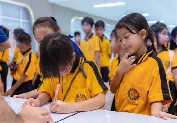 ภาพกิจกรรม  คณะวิทยาศาสตร์และเทคโนโลยี มหาวิทยาลัยราชภัฏกำแพงเพชร ร่วมกับโรงเรียนเทศบาล 2 (วัดทุ่งสวน) จัดกิจกรรมค่ายปฏิบัติการทางวิทยาศาสตร์ โรงเรียนเทศบาล 2 (วัดทุ่งสวน) ตามโครงการห้องเรียนอัจฉริยะ ให้กับนักเรียนระดับชั้นประถมศึกษาปีที่ 1-4