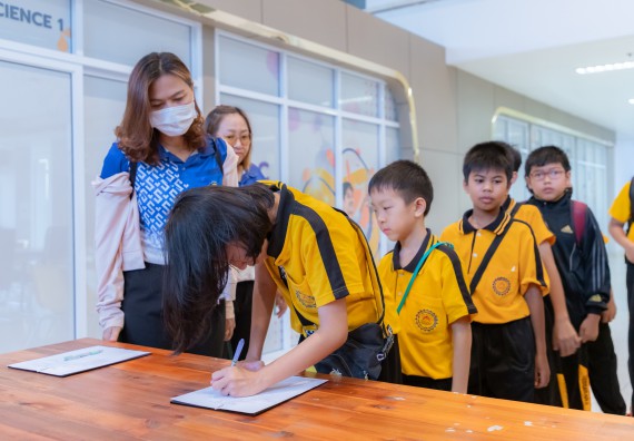 ภาพกิจกรรม  คณะวิทยาศาสตร์และเทคโนโลยี มหาวิทยาลัยราชภัฏกำแพงเพชร ร่วมกับโรงเรียนเทศบาล 2 (วัดทุ่งสวน) จัดกิจกรรมค่ายปฏิบัติการทางวิทยาศาสตร์ โรงเรียนเทศบาล 2 (วัดทุ่งสวน) ตามโครงการห้องเรียนอัจฉริยะ ให้กับนักเรียนระดับชั้นประถมศึกษาปีที่ 1-4