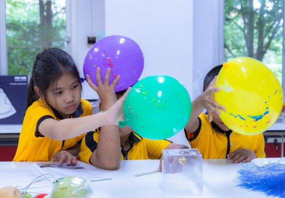 ภาพกิจกรรม  คณะวิทยาศาสตร์และเทคโนโลยี มหาวิทยาลัยราชภัฏกำแพงเพชร ร่วมกับโรงเรียนเทศบาล 2 (วัดทุ่งสวน) จัดกิจกรรมค่ายปฏิบัติการทางวิทยาศาสตร์ โรงเรียนเทศบาล 2 (วัดทุ่งสวน) ตามโครงการห้องเรียนอัจฉริยะ ให้กับนักเรียนระดับชั้นประถมศึกษาปีที่ 1-4