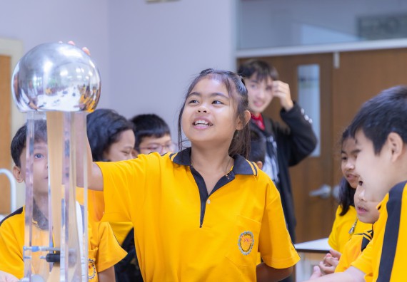 ภาพกิจกรรม  คณะวิทยาศาสตร์และเทคโนโลยี มหาวิทยาลัยราชภัฏกำแพงเพชร ร่วมกับโรงเรียนเทศบาล 2 (วัดทุ่งสวน) จัดกิจกรรมค่ายปฏิบัติการทางวิทยาศาสตร์ โรงเรียนเทศบาล 2 (วัดทุ่งสวน) ตามโครงการห้องเรียนอัจฉริยะ ให้กับนักเรียนระดับชั้นประถมศึกษาปีที่ 1-4