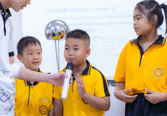 ภาพกิจกรรม  คณะวิทยาศาสตร์และเทคโนโลยี มหาวิทยาลัยราชภัฏกำแพงเพชร ร่วมกับโรงเรียนเทศบาล 2 (วัดทุ่งสวน) จัดกิจกรรมค่ายปฏิบัติการทางวิทยาศาสตร์ โรงเรียนเทศบาล 2 (วัดทุ่งสวน) ตามโครงการห้องเรียนอัจฉริยะ ให้กับนักเรียนระดับชั้นประถมศึกษาปีที่ 1-4