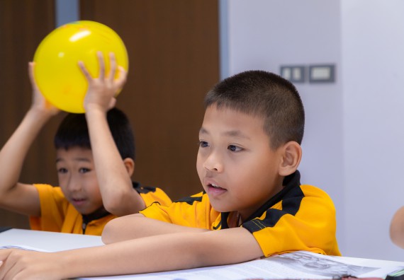 ภาพกิจกรรม  คณะวิทยาศาสตร์และเทคโนโลยี มหาวิทยาลัยราชภัฏกำแพงเพชร ร่วมกับโรงเรียนเทศบาล 2 (วัดทุ่งสวน) จัดกิจกรรมค่ายปฏิบัติการทางวิทยาศาสตร์ โรงเรียนเทศบาล 2 (วัดทุ่งสวน) ตามโครงการห้องเรียนอัจฉริยะ ให้กับนักเรียนระดับชั้นประถมศึกษาปีที่ 1-4