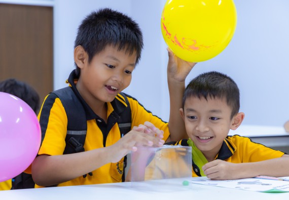 ภาพกิจกรรม  คณะวิทยาศาสตร์และเทคโนโลยี มหาวิทยาลัยราชภัฏกำแพงเพชร ร่วมกับโรงเรียนเทศบาล 2 (วัดทุ่งสวน) จัดกิจกรรมค่ายปฏิบัติการทางวิทยาศาสตร์ โรงเรียนเทศบาล 2 (วัดทุ่งสวน) ตามโครงการห้องเรียนอัจฉริยะ ให้กับนักเรียนระดับชั้นประถมศึกษาปีที่ 1-4