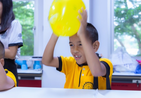 ภาพกิจกรรม  คณะวิทยาศาสตร์และเทคโนโลยี มหาวิทยาลัยราชภัฏกำแพงเพชร ร่วมกับโรงเรียนเทศบาล 2 (วัดทุ่งสวน) จัดกิจกรรมค่ายปฏิบัติการทางวิทยาศาสตร์ โรงเรียนเทศบาล 2 (วัดทุ่งสวน) ตามโครงการห้องเรียนอัจฉริยะ ให้กับนักเรียนระดับชั้นประถมศึกษาปีที่ 1-4