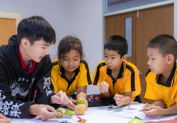 ภาพกิจกรรม  คณะวิทยาศาสตร์และเทคโนโลยี มหาวิทยาลัยราชภัฏกำแพงเพชร ร่วมกับโรงเรียนเทศบาล 2 (วัดทุ่งสวน) จัดกิจกรรมค่ายปฏิบัติการทางวิทยาศาสตร์ โรงเรียนเทศบาล 2 (วัดทุ่งสวน) ตามโครงการห้องเรียนอัจฉริยะ ให้กับนักเรียนระดับชั้นประถมศึกษาปีที่ 1-4