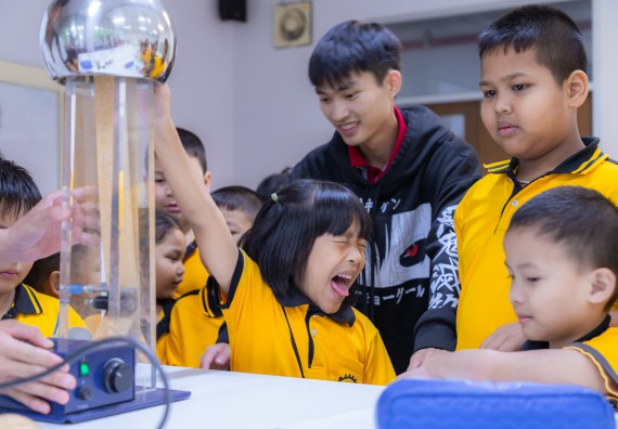 ภาพกิจกรรม  คณะวิทยาศาสตร์และเทคโนโลยี มหาวิทยาลัยราชภัฏกำแพงเพชร ร่วมกับโรงเรียนเทศบาล 2 (วัดทุ่งสวน) จัดกิจกรรมค่ายปฏิบัติการทางวิทยาศาสตร์ โรงเรียนเทศบาล 2 (วัดทุ่งสวน) ตามโครงการห้องเรียนอัจฉริยะ ให้กับนักเรียนระดับชั้นประถมศึกษาปีที่ 1-4