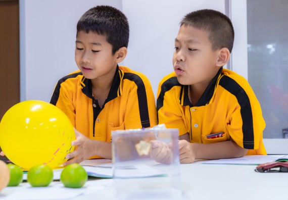 ภาพกิจกรรม  คณะวิทยาศาสตร์และเทคโนโลยี มหาวิทยาลัยราชภัฏกำแพงเพชร ร่วมกับโรงเรียนเทศบาล 2 (วัดทุ่งสวน) จัดกิจกรรมค่ายปฏิบัติการทางวิทยาศาสตร์ โรงเรียนเทศบาล 2 (วัดทุ่งสวน) ตามโครงการห้องเรียนอัจฉริยะ ให้กับนักเรียนระดับชั้นประถมศึกษาปีที่ 1-4