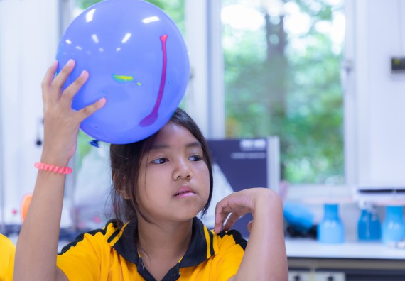 ภาพกิจกรรม  คณะวิทยาศาสตร์และเทคโนโลยี มหาวิทยาลัยราชภัฏกำแพงเพชร ร่วมกับโรงเรียนเทศบาล 2 (วัดทุ่งสวน) จัดกิจกรรมค่ายปฏิบัติการทางวิทยาศาสตร์ โรงเรียนเทศบาล 2 (วัดทุ่งสวน) ตามโครงการห้องเรียนอัจฉริยะ ให้กับนักเรียนระดับชั้นประถมศึกษาปีที่ 1-4