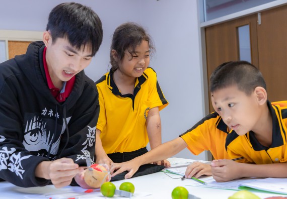 ภาพกิจกรรม  คณะวิทยาศาสตร์และเทคโนโลยี มหาวิทยาลัยราชภัฏกำแพงเพชร ร่วมกับโรงเรียนเทศบาล 2 (วัดทุ่งสวน) จัดกิจกรรมค่ายปฏิบัติการทางวิทยาศาสตร์ โรงเรียนเทศบาล 2 (วัดทุ่งสวน) ตามโครงการห้องเรียนอัจฉริยะ ให้กับนักเรียนระดับชั้นประถมศึกษาปีที่ 1-4