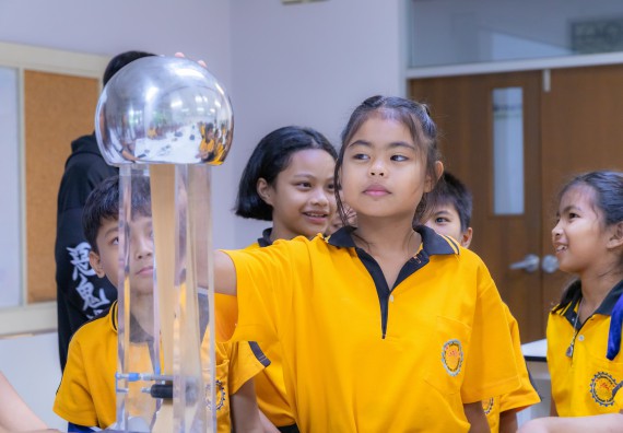 ภาพกิจกรรม  คณะวิทยาศาสตร์และเทคโนโลยี มหาวิทยาลัยราชภัฏกำแพงเพชร ร่วมกับโรงเรียนเทศบาล 2 (วัดทุ่งสวน) จัดกิจกรรมค่ายปฏิบัติการทางวิทยาศาสตร์ โรงเรียนเทศบาล 2 (วัดทุ่งสวน) ตามโครงการห้องเรียนอัจฉริยะ ให้กับนักเรียนระดับชั้นประถมศึกษาปีที่ 1-4