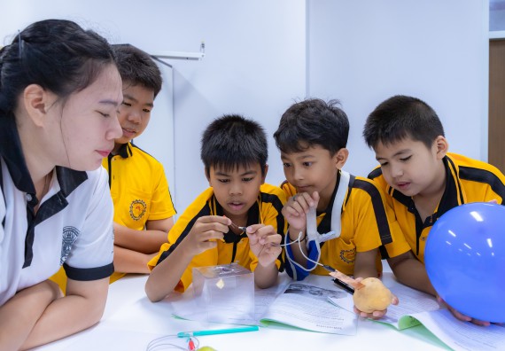 ภาพกิจกรรม  คณะวิทยาศาสตร์และเทคโนโลยี มหาวิทยาลัยราชภัฏกำแพงเพชร ร่วมกับโรงเรียนเทศบาล 2 (วัดทุ่งสวน) จัดกิจกรรมค่ายปฏิบัติการทางวิทยาศาสตร์ โรงเรียนเทศบาล 2 (วัดทุ่งสวน) ตามโครงการห้องเรียนอัจฉริยะ ให้กับนักเรียนระดับชั้นประถมศึกษาปีที่ 1-4