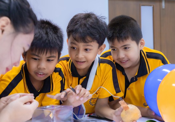 ภาพกิจกรรม  คณะวิทยาศาสตร์และเทคโนโลยี มหาวิทยาลัยราชภัฏกำแพงเพชร ร่วมกับโรงเรียนเทศบาล 2 (วัดทุ่งสวน) จัดกิจกรรมค่ายปฏิบัติการทางวิทยาศาสตร์ โรงเรียนเทศบาล 2 (วัดทุ่งสวน) ตามโครงการห้องเรียนอัจฉริยะ ให้กับนักเรียนระดับชั้นประถมศึกษาปีที่ 1-4