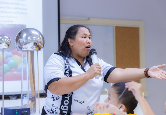 ภาพกิจกรรม  คณะวิทยาศาสตร์และเทคโนโลยี มหาวิทยาลัยราชภัฏกำแพงเพชร ร่วมกับโรงเรียนเทศบาล 2 (วัดทุ่งสวน) จัดกิจกรรมค่ายปฏิบัติการทางวิทยาศาสตร์ โรงเรียนเทศบาล 2 (วัดทุ่งสวน) ตามโครงการห้องเรียนอัจฉริยะ ให้กับนักเรียนระดับชั้นประถมศึกษาปีที่ 1-4