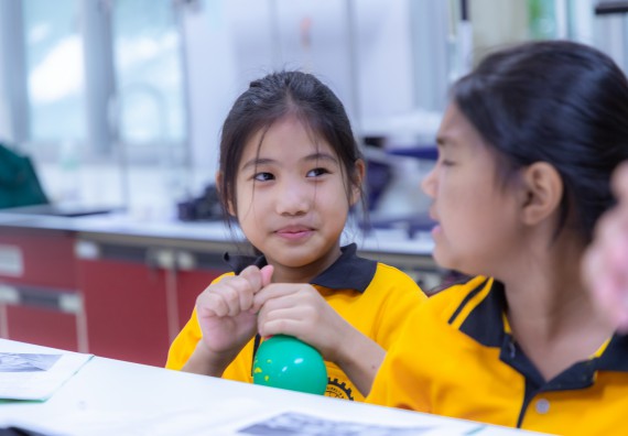 ภาพกิจกรรม  คณะวิทยาศาสตร์และเทคโนโลยี มหาวิทยาลัยราชภัฏกำแพงเพชร ร่วมกับโรงเรียนเทศบาล 2 (วัดทุ่งสวน) จัดกิจกรรมค่ายปฏิบัติการทางวิทยาศาสตร์ โรงเรียนเทศบาล 2 (วัดทุ่งสวน) ตามโครงการห้องเรียนอัจฉริยะ ให้กับนักเรียนระดับชั้นประถมศึกษาปีที่ 1-4