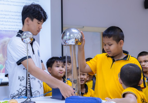 ภาพกิจกรรม  คณะวิทยาศาสตร์และเทคโนโลยี มหาวิทยาลัยราชภัฏกำแพงเพชร ร่วมกับโรงเรียนเทศบาล 2 (วัดทุ่งสวน) จัดกิจกรรมค่ายปฏิบัติการทางวิทยาศาสตร์ โรงเรียนเทศบาล 2 (วัดทุ่งสวน) ตามโครงการห้องเรียนอัจฉริยะ ให้กับนักเรียนระดับชั้นประถมศึกษาปีที่ 1-4