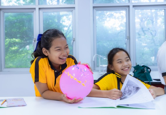 ภาพกิจกรรม  คณะวิทยาศาสตร์และเทคโนโลยี มหาวิทยาลัยราชภัฏกำแพงเพชร ร่วมกับโรงเรียนเทศบาล 2 (วัดทุ่งสวน) จัดกิจกรรมค่ายปฏิบัติการทางวิทยาศาสตร์ โรงเรียนเทศบาล 2 (วัดทุ่งสวน) ตามโครงการห้องเรียนอัจฉริยะ ให้กับนักเรียนระดับชั้นประถมศึกษาปีที่ 1-4