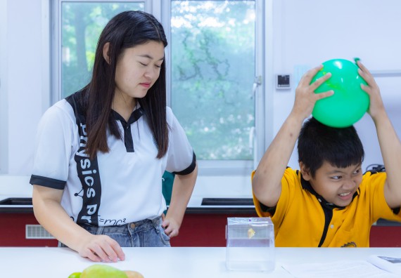 ภาพกิจกรรม  คณะวิทยาศาสตร์และเทคโนโลยี มหาวิทยาลัยราชภัฏกำแพงเพชร ร่วมกับโรงเรียนเทศบาล 2 (วัดทุ่งสวน) จัดกิจกรรมค่ายปฏิบัติการทางวิทยาศาสตร์ โรงเรียนเทศบาล 2 (วัดทุ่งสวน) ตามโครงการห้องเรียนอัจฉริยะ ให้กับนักเรียนระดับชั้นประถมศึกษาปีที่ 1-4