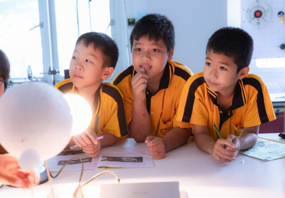 ภาพกิจกรรม  คณะวิทยาศาสตร์และเทคโนโลยี มหาวิทยาลัยราชภัฏกำแพงเพชร ร่วมกับโรงเรียนเทศบาล 2 (วัดทุ่งสวน) จัดกิจกรรมค่ายปฏิบัติการทางวิทยาศาสตร์ โรงเรียนเทศบาล 2 (วัดทุ่งสวน) ตามโครงการห้องเรียนอัจฉริยะ ให้กับนักเรียนระดับชั้นประถมศึกษาปีที่ 1-4