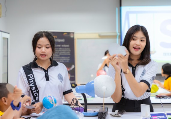 ภาพกิจกรรม  คณะวิทยาศาสตร์และเทคโนโลยี มหาวิทยาลัยราชภัฏกำแพงเพชร ร่วมกับโรงเรียนเทศบาล 2 (วัดทุ่งสวน) จัดกิจกรรมค่ายปฏิบัติการทางวิทยาศาสตร์ โรงเรียนเทศบาล 2 (วัดทุ่งสวน) ตามโครงการห้องเรียนอัจฉริยะ ให้กับนักเรียนระดับชั้นประถมศึกษาปีที่ 1-4