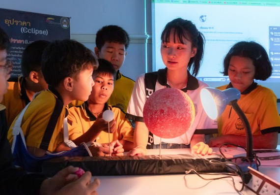 ภาพกิจกรรม  คณะวิทยาศาสตร์และเทคโนโลยี มหาวิทยาลัยราชภัฏกำแพงเพชร ร่วมกับโรงเรียนเทศบาล 2 (วัดทุ่งสวน) จัดกิจกรรมค่ายปฏิบัติการทางวิทยาศาสตร์ โรงเรียนเทศบาล 2 (วัดทุ่งสวน) ตามโครงการห้องเรียนอัจฉริยะ ให้กับนักเรียนระดับชั้นประถมศึกษาปีที่ 1-4