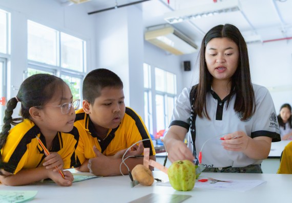 ภาพกิจกรรม  คณะวิทยาศาสตร์และเทคโนโลยี มหาวิทยาลัยราชภัฏกำแพงเพชร ร่วมกับโรงเรียนเทศบาล 2 (วัดทุ่งสวน) จัดกิจกรรมค่ายปฏิบัติการทางวิทยาศาสตร์ โรงเรียนเทศบาล 2 (วัดทุ่งสวน) ตามโครงการห้องเรียนอัจฉริยะ ให้กับนักเรียนระดับชั้นประถมศึกษาปีที่ 1-4