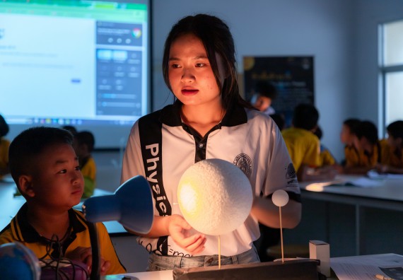 ภาพกิจกรรม  คณะวิทยาศาสตร์และเทคโนโลยี มหาวิทยาลัยราชภัฏกำแพงเพชร ร่วมกับโรงเรียนเทศบาล 2 (วัดทุ่งสวน) จัดกิจกรรมค่ายปฏิบัติการทางวิทยาศาสตร์ โรงเรียนเทศบาล 2 (วัดทุ่งสวน) ตามโครงการห้องเรียนอัจฉริยะ ให้กับนักเรียนระดับชั้นประถมศึกษาปีที่ 1-4